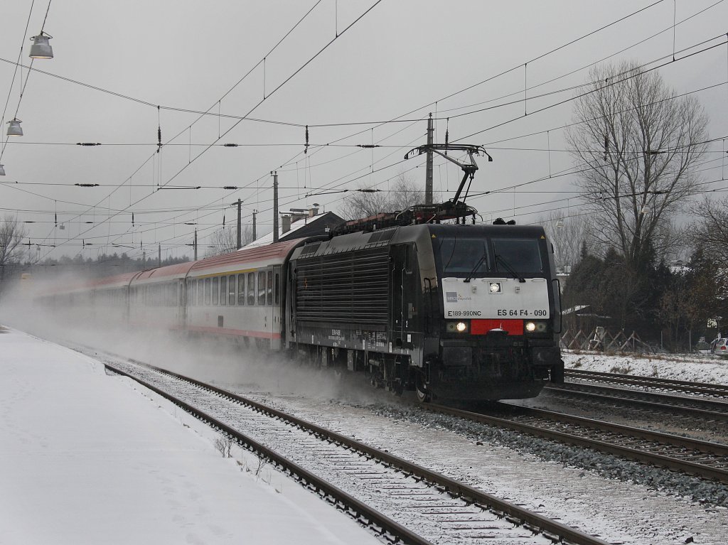 Die ES 64 F4-090 am 19.12.2009 mit einem Brenner EC bei der Durchfahrt in Brixlegg. 