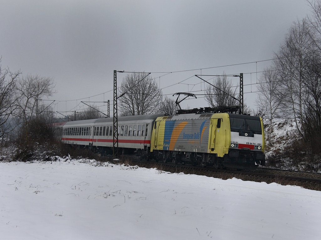 Die ES 64 F4-091 am 16.01.2010 mit einem Brenner EC unterwegs bei Ostermnchen. 