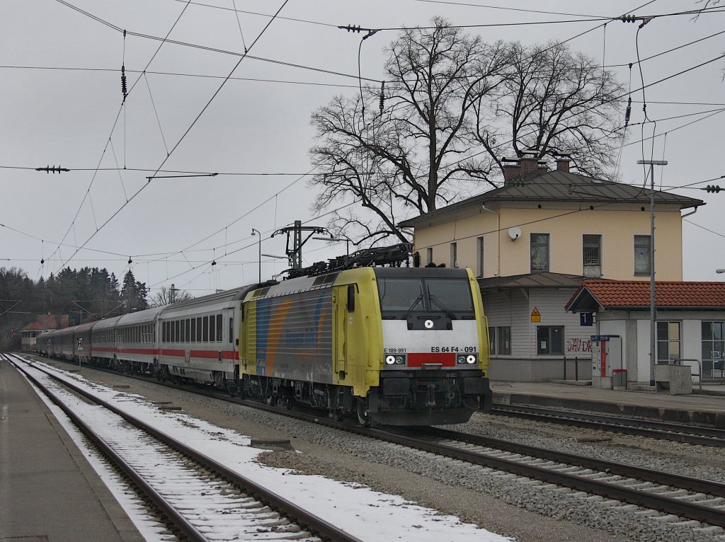 Die ES 64 F4-091 am 13.03.2010 mit einem Brenner EC Bei der Durchfahrt in A�ling. 