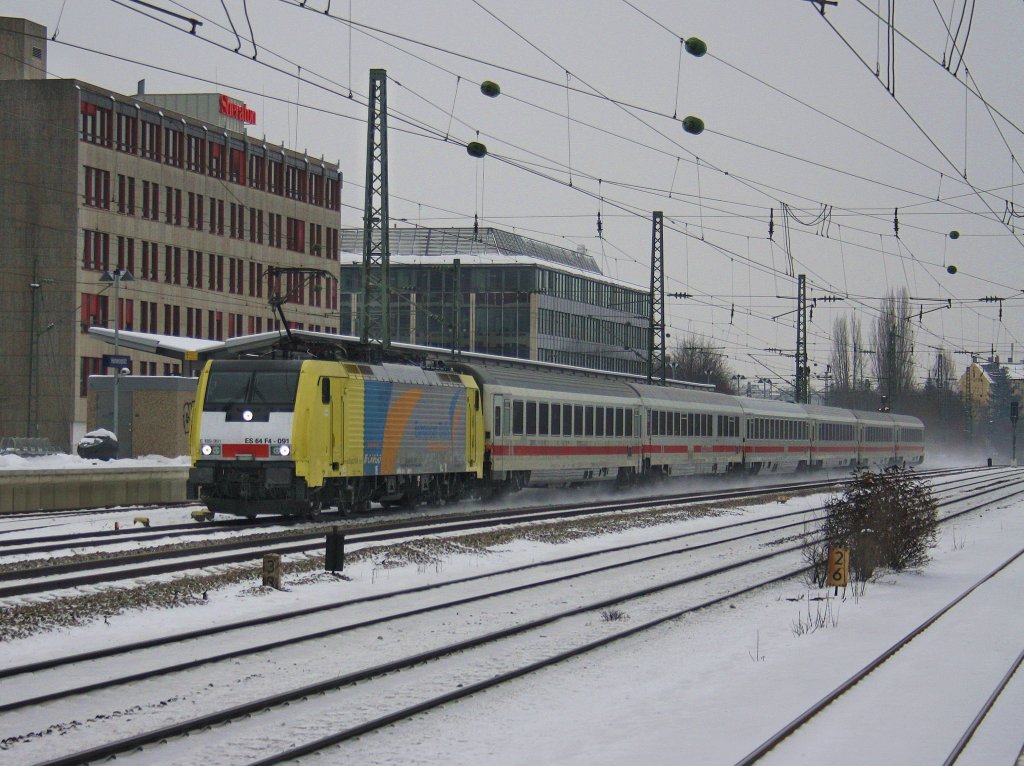 Die ES 64 F4-091 am 14.02.2010 mit einem Brenner EC bei der Durchfahrt am Heimeranplatz. (Mnchen)