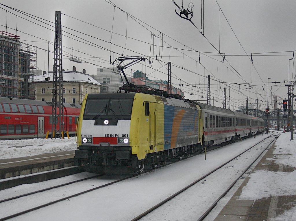 Die ES 64 F4-091 von Nord Cargo am 14.02.2010 mit einem Brenner EC in M�nchen Hbf. 