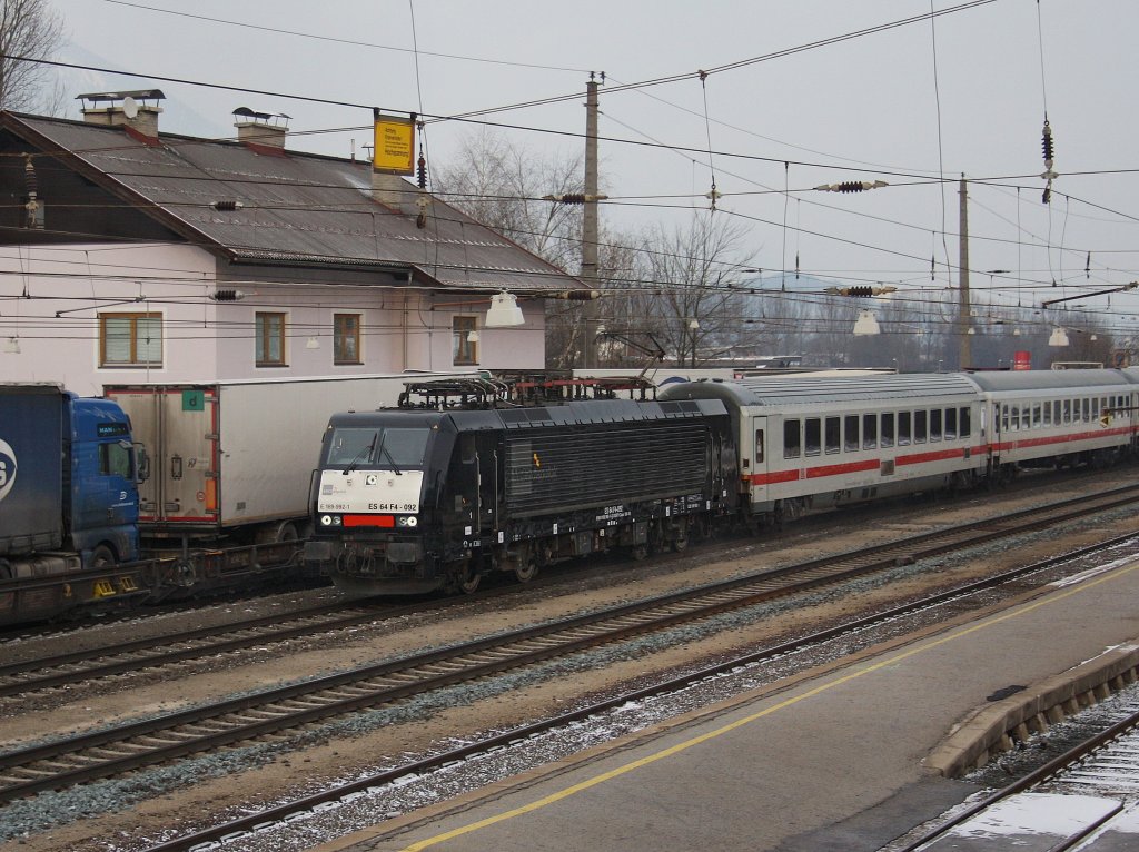 Die ES 64 F4-092 am 19.12.2009 mit einem Brenner EC bei der Durchfahrt in Brixlegg. 