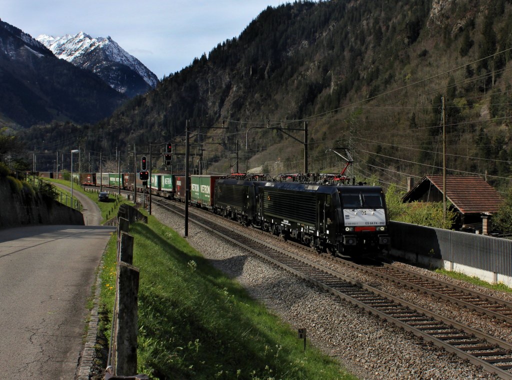 Die ES 64 F4-092 und die ES 64 F4-082 mit einem KLV-Zug am 25.04.2012 unterwegs bei Silenen.