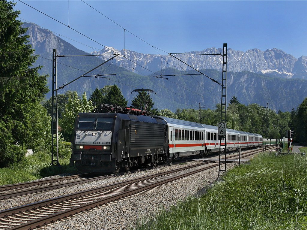Die ES 64 F4-099 am 05.06.2010 mit einem Brenner EC unterwegs bei Niederaudorf. 