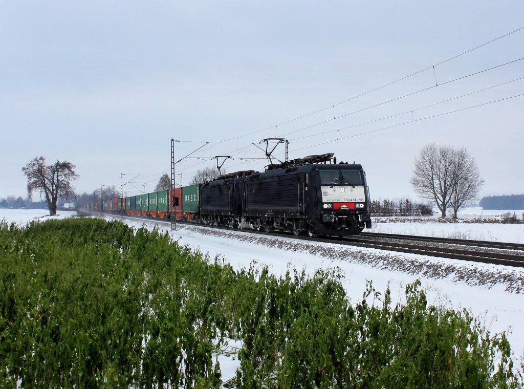 Die ES 64 F4-101 und die ES 64 F4-841 mit einem Containerzug am 12.12.2012 unterwegs bei Langenisarhofen.