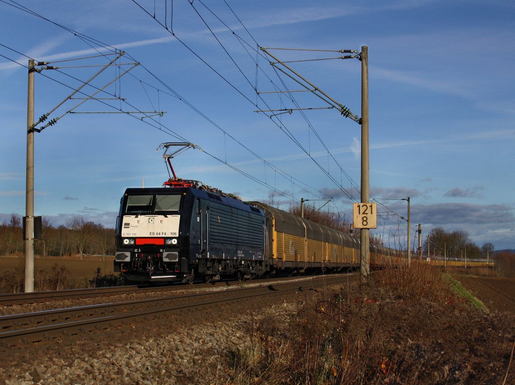 Die ES 64 F4-106 am 13.11.2010 mit einem Autozug unterwegs bei Hagelstadt.