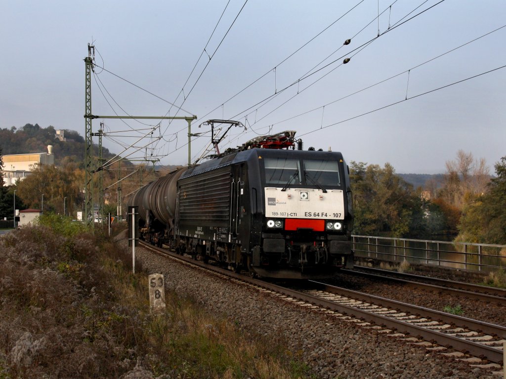 Die ES 64 F4-107 am 17.10.2011 mit einem Kesselwagenzug unterwegs bei Bad Ksen.