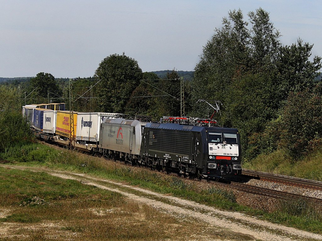 Die ES 64 F4-112 mit der 185 531 im Schlepp und einem KLV-Zug am 12.09.2010 unterwegs bei Ostermnchen. 