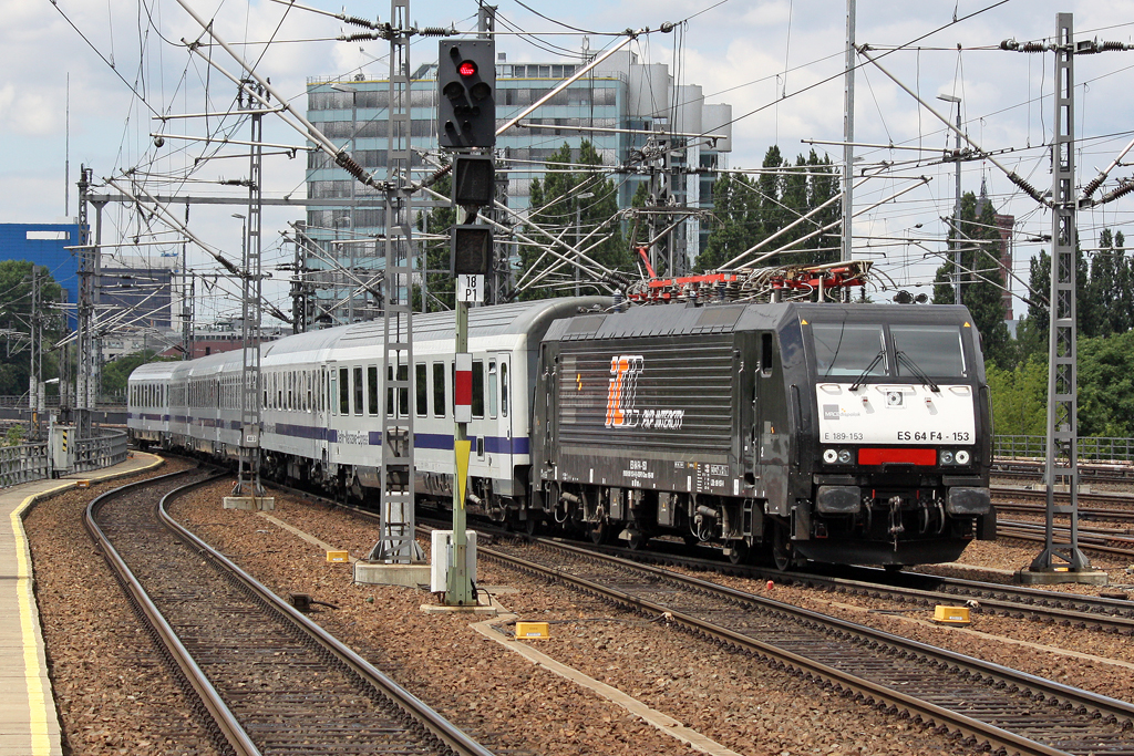Die ES 64 F4-153 (E189 153) im Berlin Ostbahnhof am 07,07,10