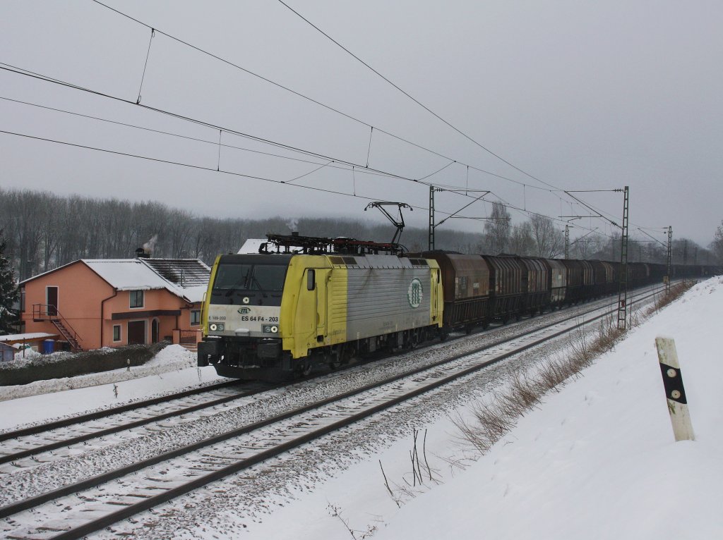 Die ES 64 F4-203 am 04.01.2011 mit einem Erzzug unterwegs bei Vilshofen. 