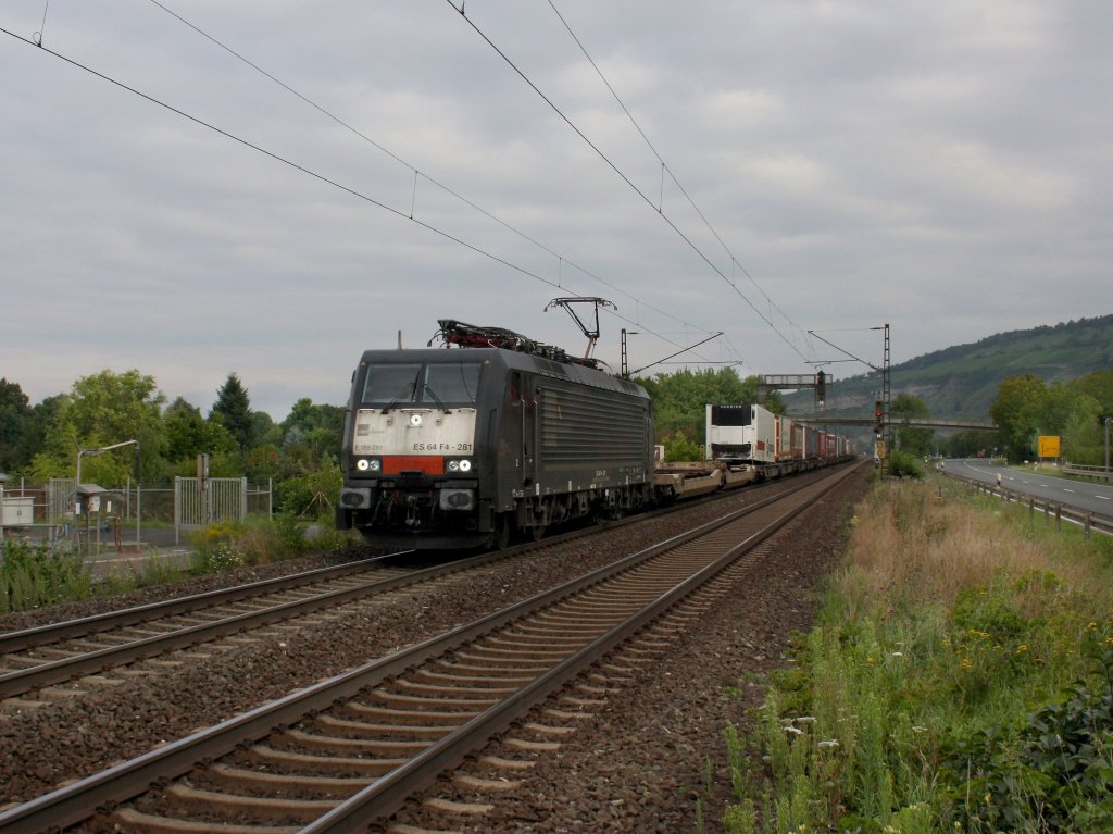 Die ES 64 F4-281 am 30.07.2011 mit einem KLV-Zug unterwegs bei Thngersheim. 