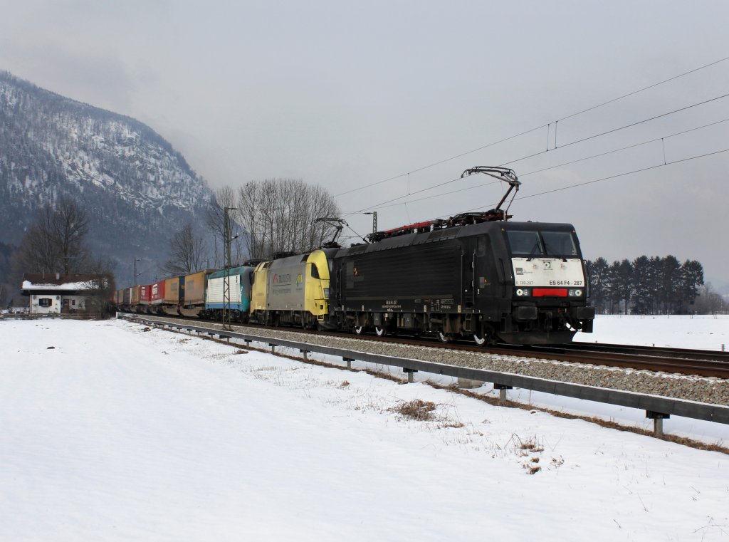 Die ES 64 F4-287, die ES 64 U2-011 und die E 412 006 am 04.02.2012 mit einem KLV-Zug unterwegs bei Niederaudorf.