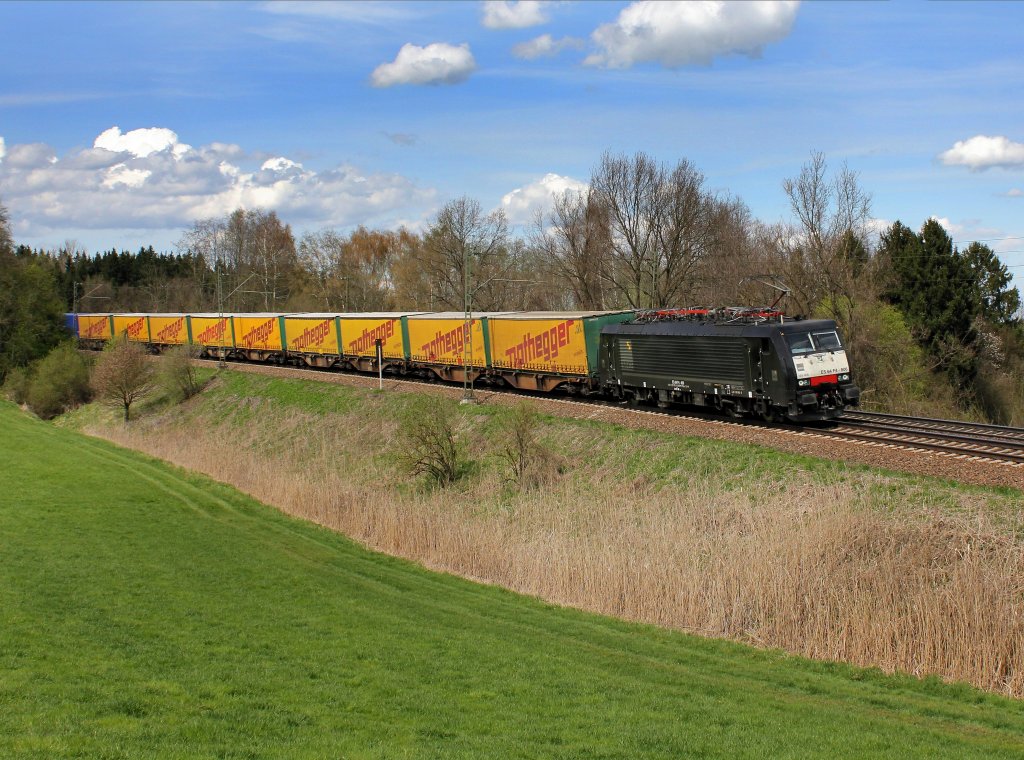 Die ES 64 F4-806 mit einem KLV-Zug am 19.04.2012 unterwegs bei Rosenheim.