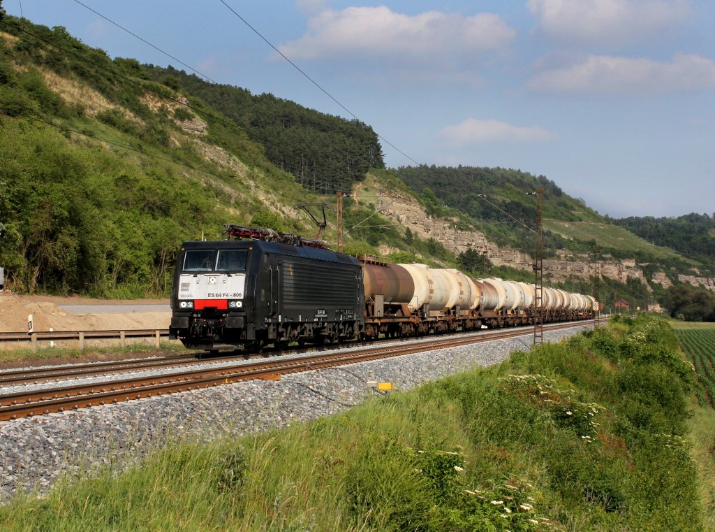 Die ES 64 F4-806 mit einem Kesselwagenzug am 02.06.2012 unterwegs bei Karlstadt.