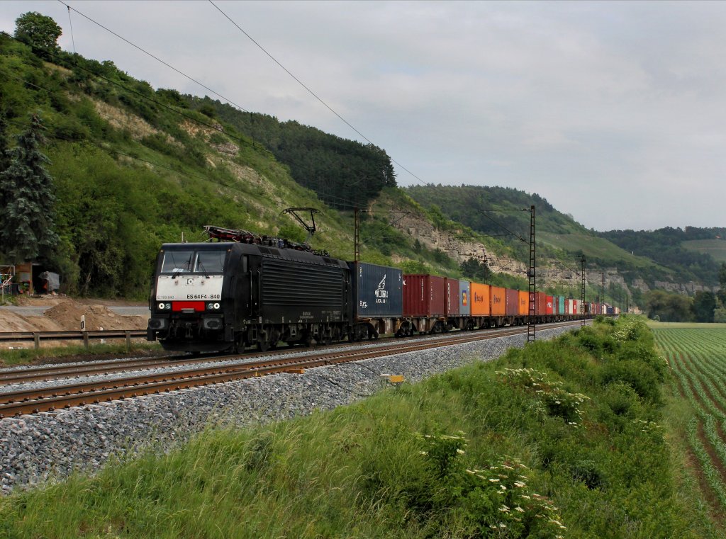 Die ES 64 F4-840 mit einem Containerzug am 02.06.2012 unterwegs bei Karlstadt.