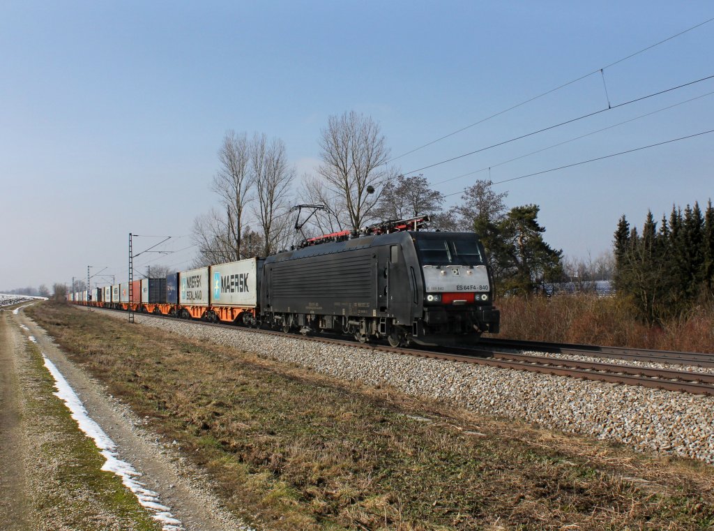Die ES 64 F4-840 mit einem Containerzug am 03.03.2013 unterwegs bei Langenisarhofen.
