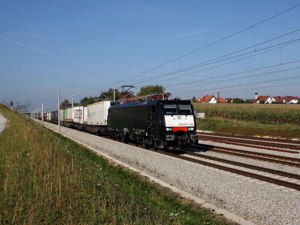 Die ES 64 F4-842 am 24.09.2011 mit einem KLV-Zug unterwegs bei Hattenhofen.