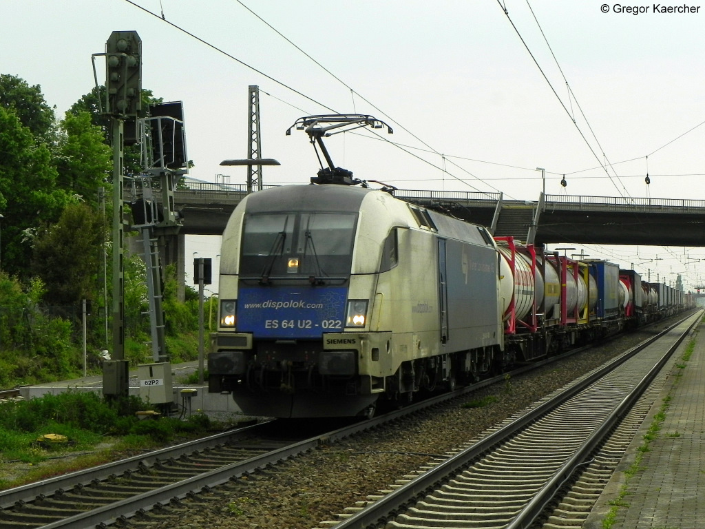 Die ES 64 U2 - 022 fhrt mit einem Containerzug im Bahnhof Heddesheim-Hirschberg (ehemals Grosachsen-Heddesheim) Richtung Norden durch. Man beachte mal neben der Lok das Ausfahrsignal. Das neue KS-Signal fr das ESTW Weinheim ist hier bereits aufgestellt.