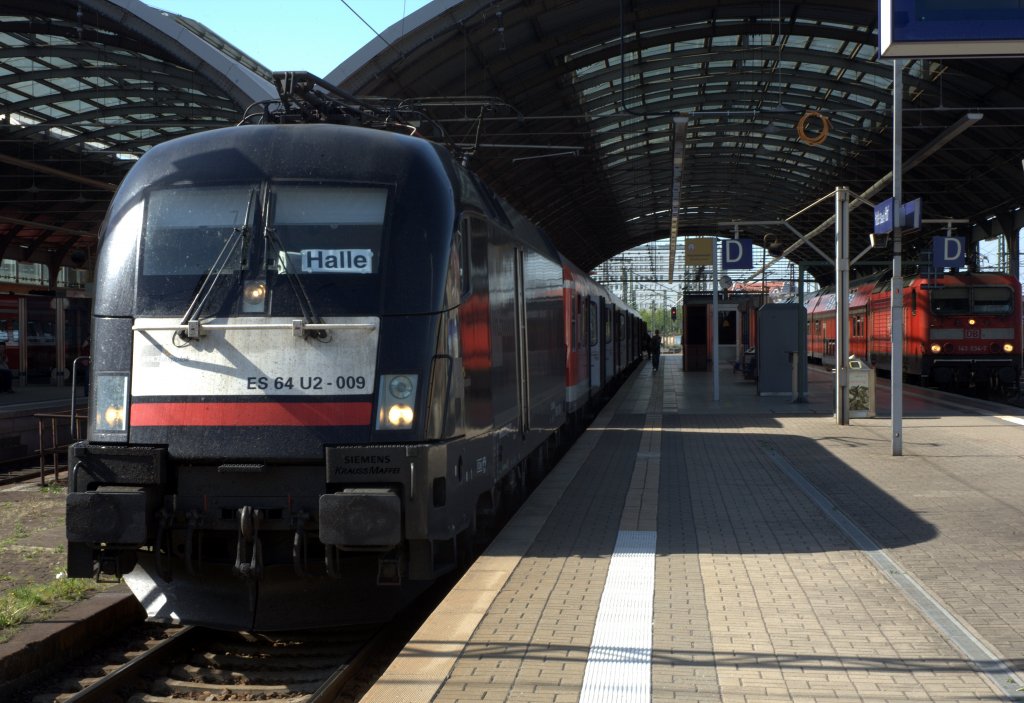 Die ES 64 U2 - 009 wartet am 28.04.12 gegen 16:20 Uhr in der prallen Sonne mit der
Regionalbahn 16362 von Halle (Saale) Hbf nach Eisenach, der Fotograf wird mit diesem Zug bis Naumburg fahren.    