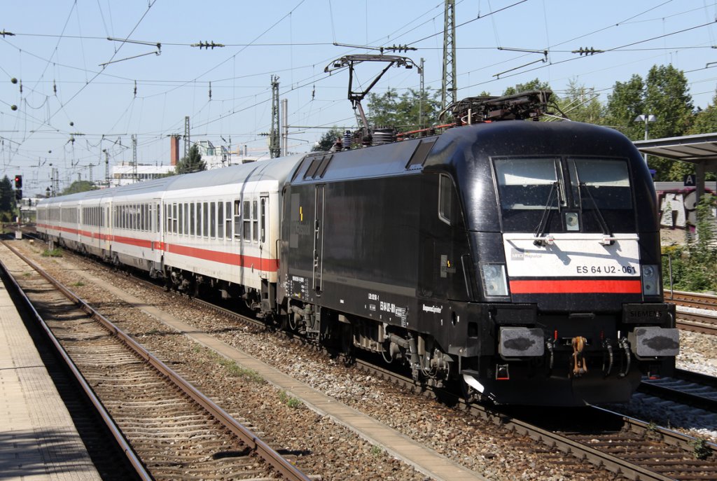 Die ES 64 U2 - 061 / 182 561-1 zieht den IC 2083 von Hamburg Altona ...