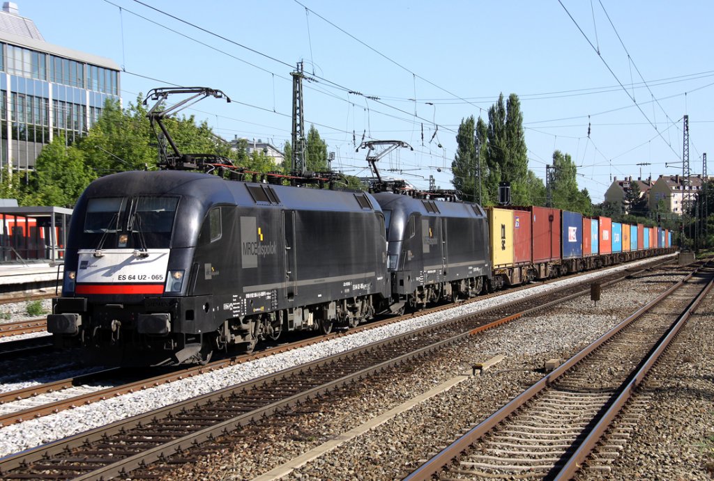 Die ES 64 U2 - 065 / 182 565-2 zieht in DT einen langen Containerzug durch M�nchen Heimeranplatz am 08.09.2012
