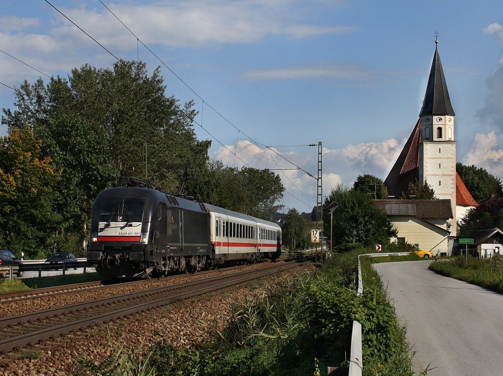 Die ES 64 U2-001 am 11.09.2010 mit zwei IC Wagen unterwegs bei Hausbach. 