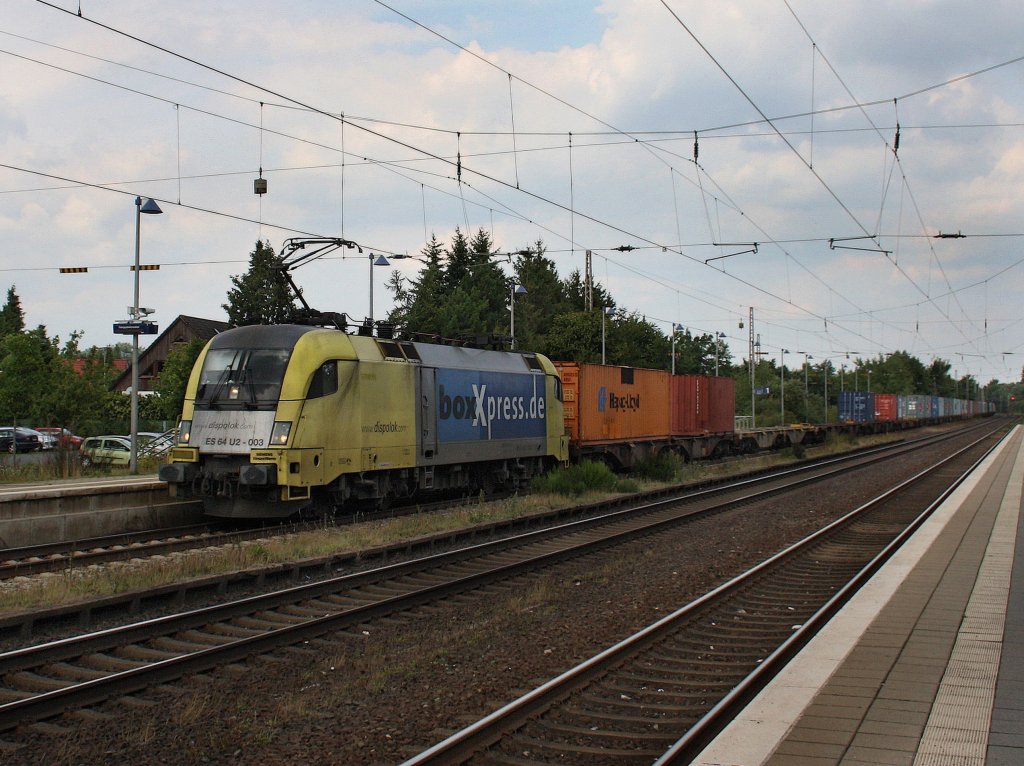 Die ES 64 U2-003 am 10.08.2010 bei der Durchfahrt in Drverden. 