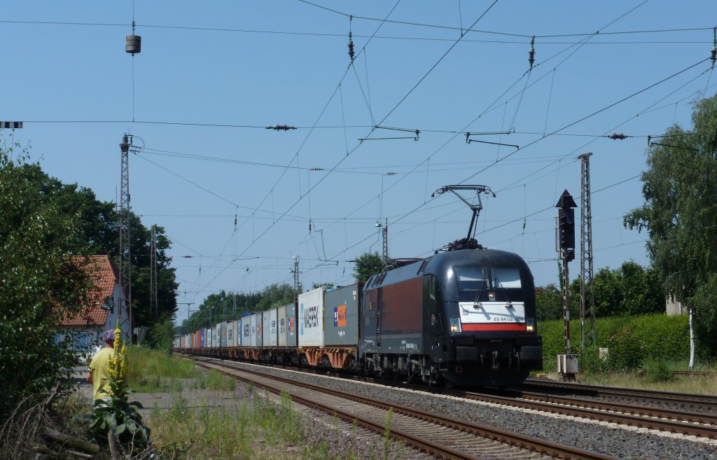 Die ES 64 U2 004 fuhr am 25.07.2012 mit einem Containerzug durch Langwedel.