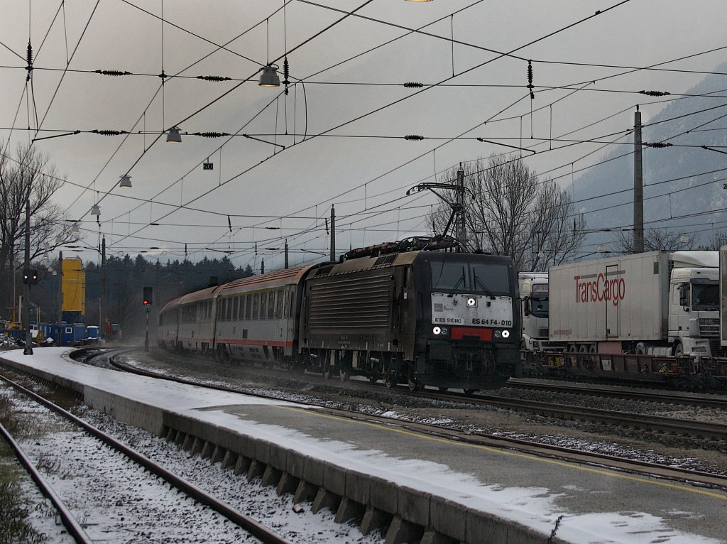 Die ES 64 U2-010 am 19.12.2009 mit einem Brenner EC bei der Durchfahrt in Brixlegg. 