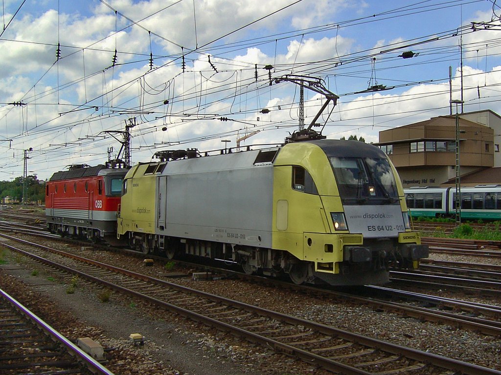 Die ES 64 U2-010 am 26.08.2008 mit einer 1144 bei einer Rangirrfahrt im Regensburger Hbf. 