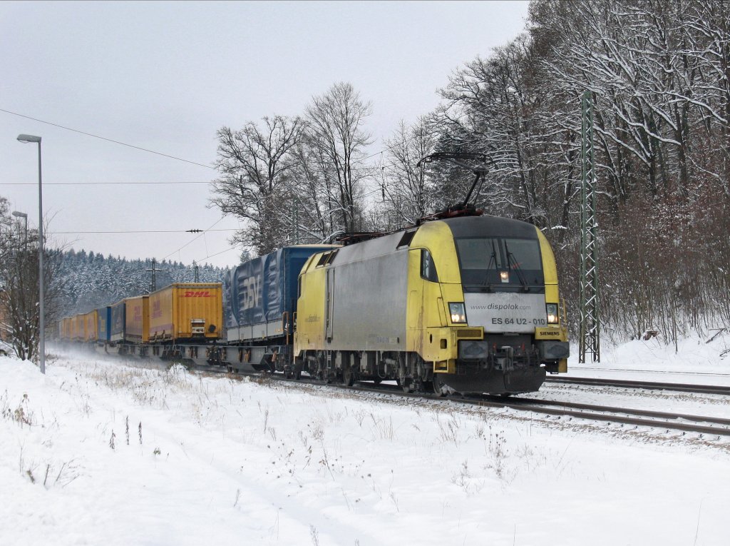 Die ES 64 U2-010 am 04.12.2010 mit einem KLV-Zug bei der Durchfahrt in Aling. 