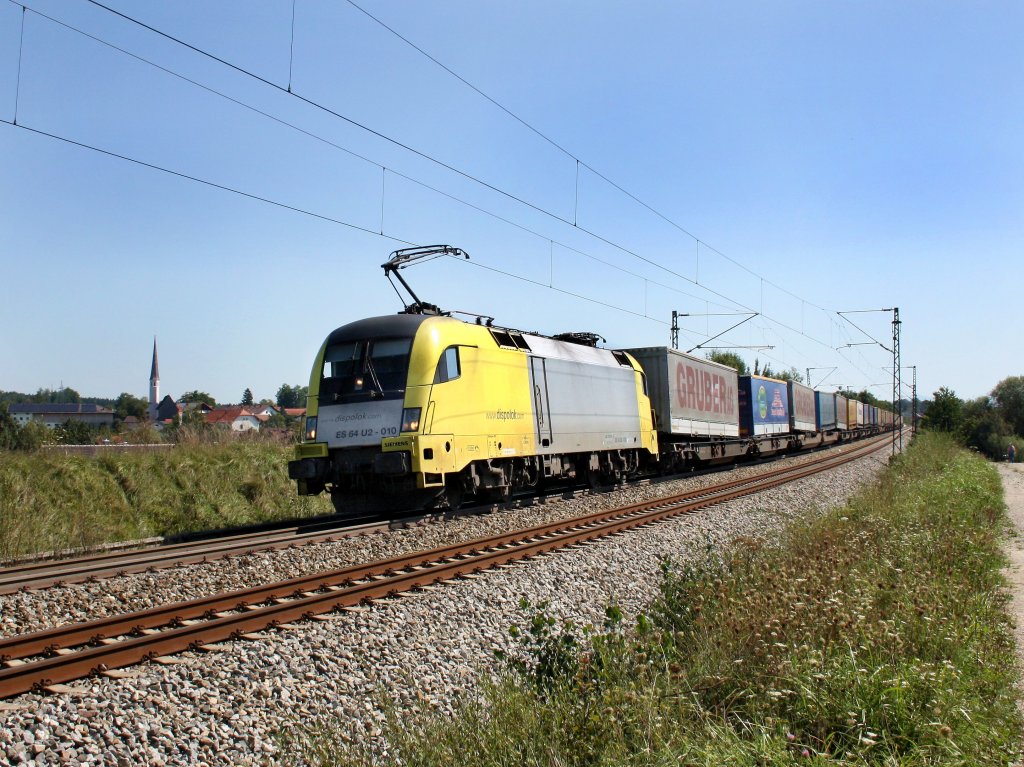 Die ES 64 U2-010 am 03.09.2011 mit einem KLV-Zug unterwegs bei Osterm�nchen.