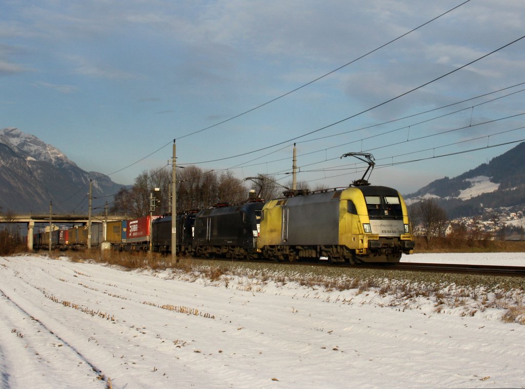 Die ES 64 U2-010, eine weitere ES 64 U2 und eine ES 64 F4 mit einem KLV-Zug am 29.01.2011 unterwegs bei Schwaz.