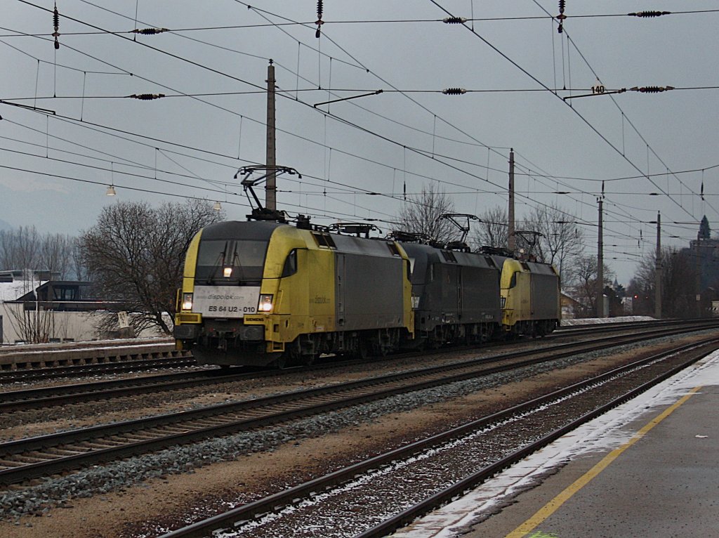 Die ES 64 U2-010 und zwei weitere am 19.12.2009 bei der Durchfahrt in Brixlegg. 