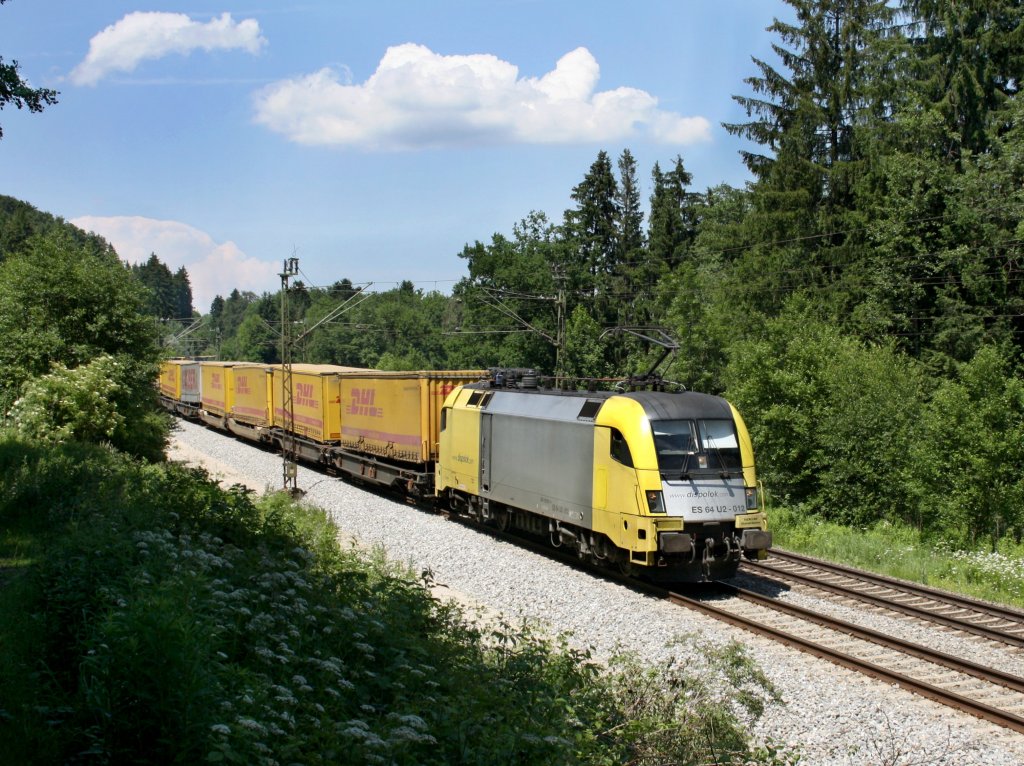 Die ES 64 U2-012 am 05.06.2011 mit einem KLV-Zug unterwegs bei Aling.  