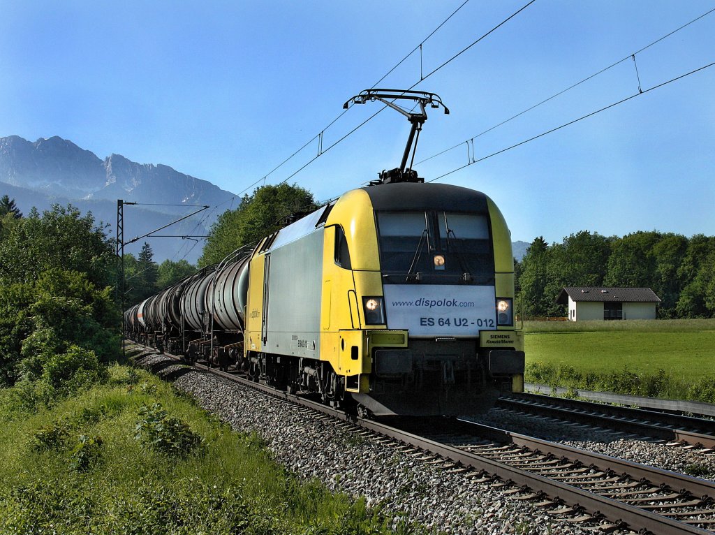 Die ES 64 U2-012 von TXL am 05.06.2010 mit einem Kesselwagenzug unterwegs bei Niederaudorf. 