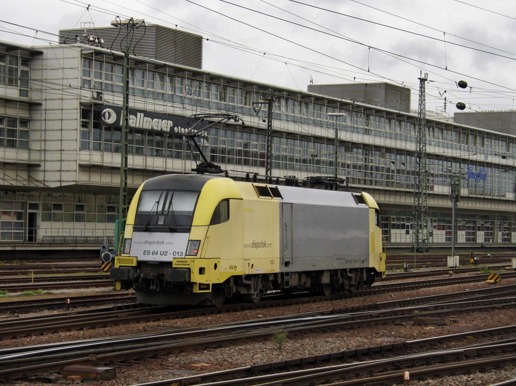 Die ES 64 U2-013 am 04.09.2009 bei einer Rangierfahrt im Regensburger Hbf. 