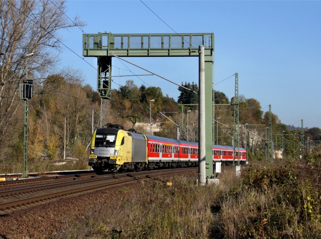Die ES 64 U2-013 mit einem RE nach Eisenach am 17.10.2011 unterwegs bei Bad Ksen.