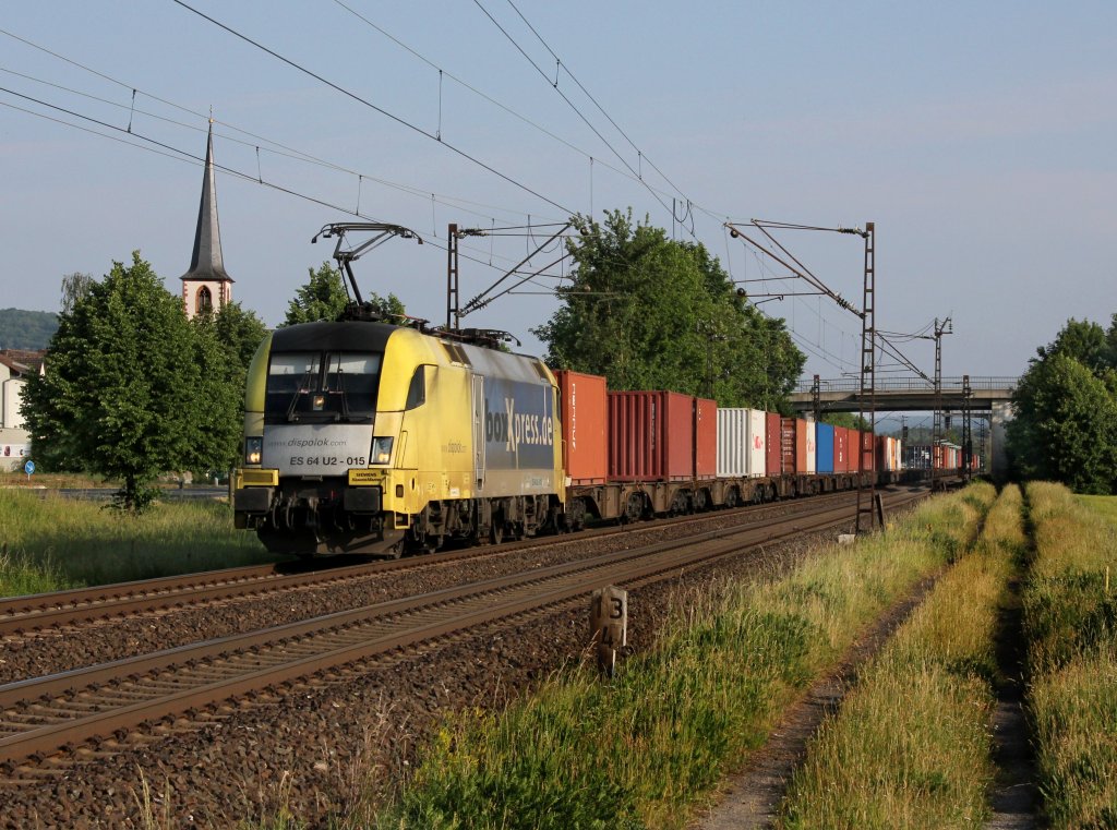Die ES 64 U2-015 mit einem Containerzug am 02.06.2012 unterwegs bei Thngersheim.