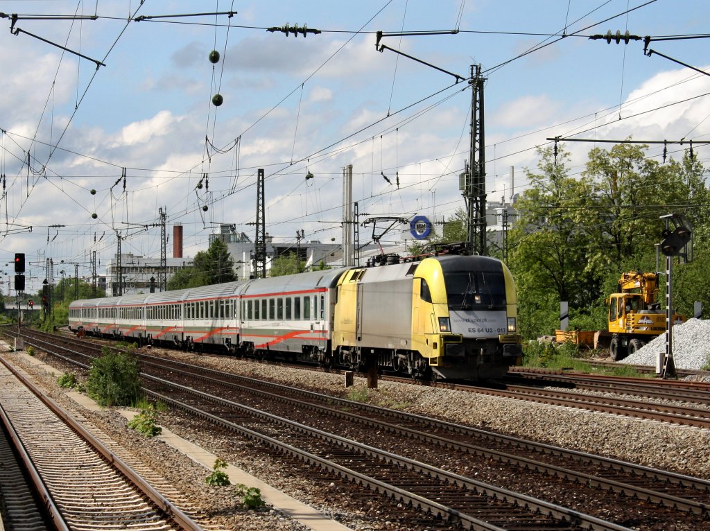Die ES 64 U2-017 mit einem Brenner EC am 16.05.2009 bei der Durchfahrt am Heimeranplatz (Mnchen). 