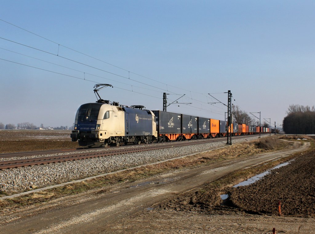 Die ES 64 U2-024 mit einem Containerzug am 03.03.2013 unterwegs bei Langenisarhofen.
