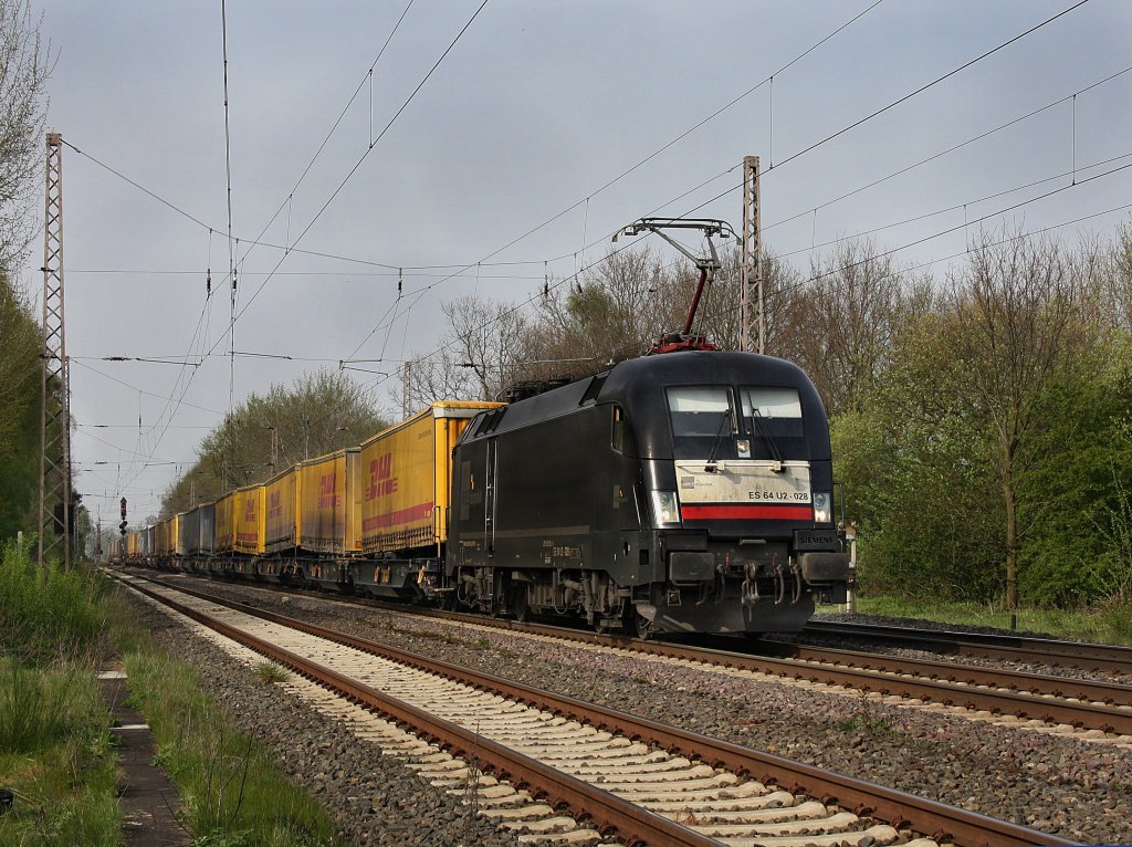 Die ES 64 U2-028 am 28.04.2010 mit dem DHL-KLV Zug unterwegs bei Drverden. 