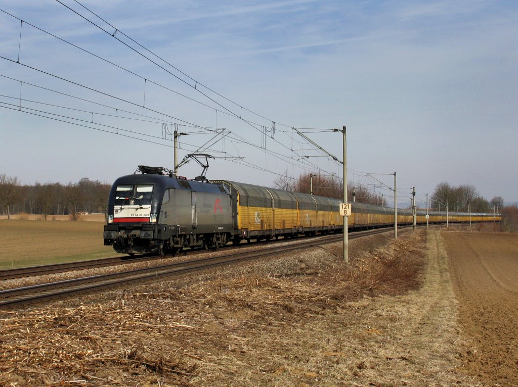 Die ES 64 U2-029 am 12.03.2011 mit einem BMW Autozug unterwegs bei Hagelstadt. 