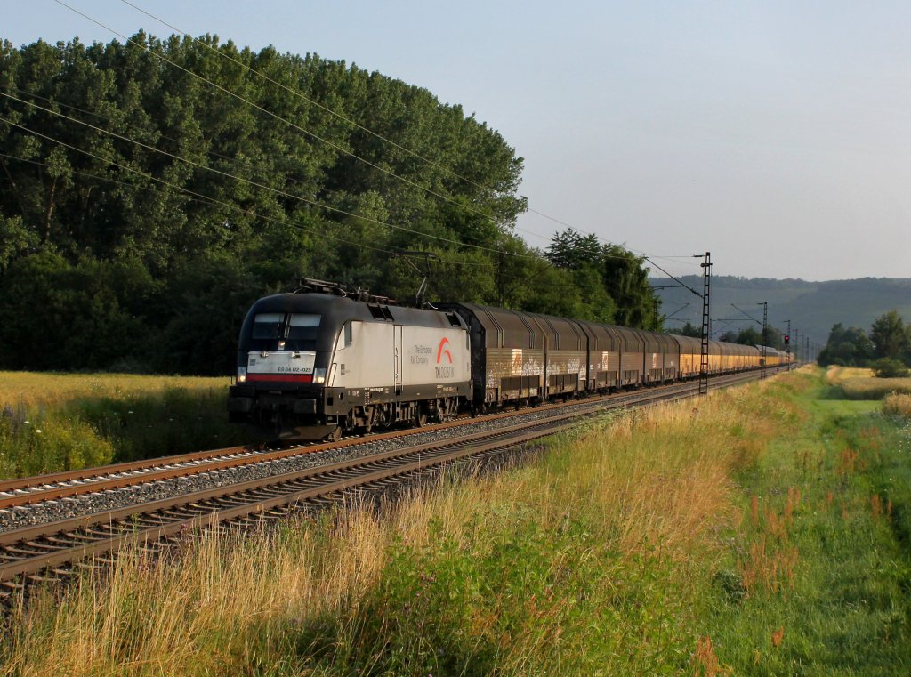 Die ES 64 U2-029 mit einem Autozug am 06.07.2013 unterwegs bei Himmelstadt.