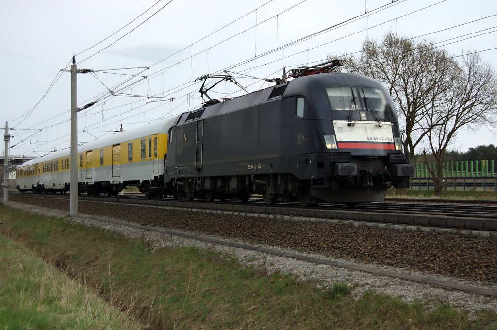 Die ES 64 U2-032 mit einen Messzug aus Rostock nach Minden zwischen Gro�wudicke und Rathenow unterwegs. 20.04.2010