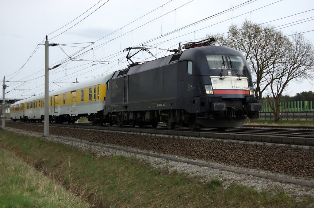 Die ES 64 U2-032 mit einen Messzug aus Rostock nach Minden zwischen Growudicke und Rathenow unterwegs. 20.04.2010