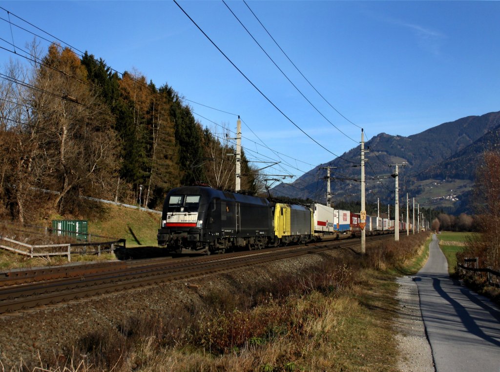 Die ES 64 U2-033 und die ES 64 F4-026 am 19.11.2011 mit einem KLV-Zug unterwegs bei Terfens. 