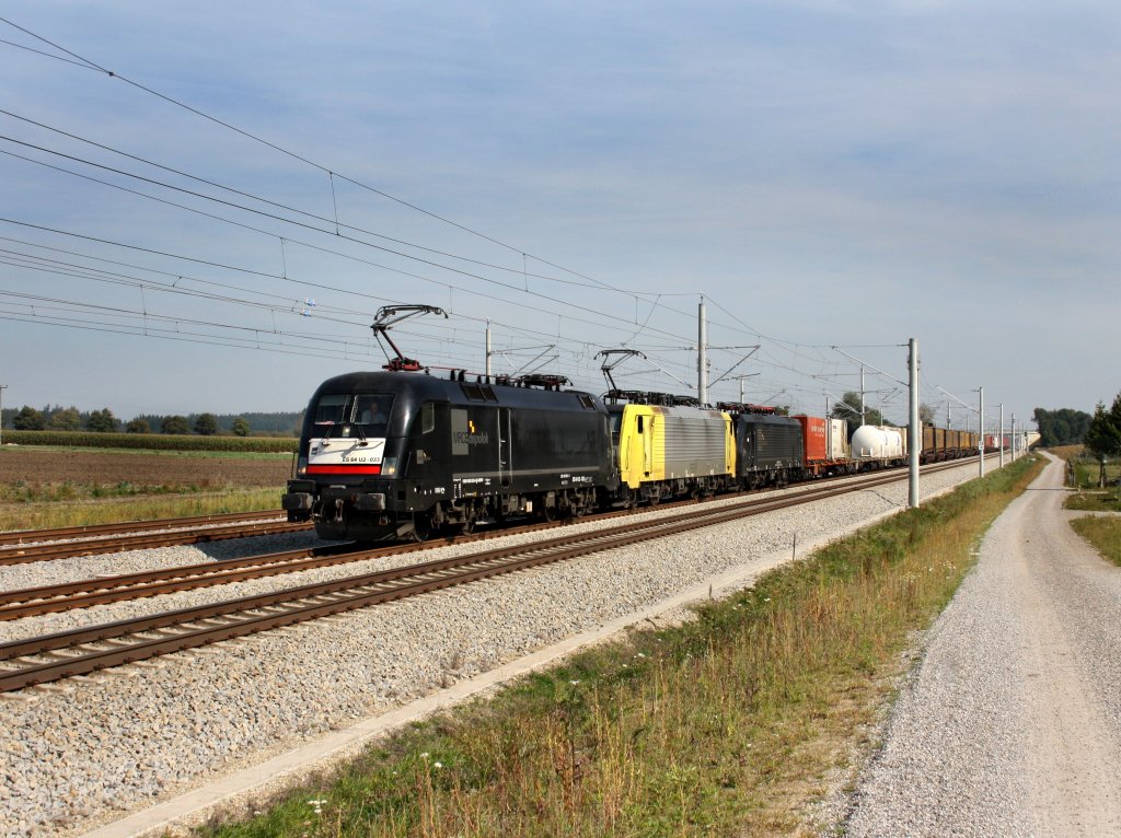 Die ES 64 U2-033, die ES 64 F4-009 und die ES 64 F4-105 mit einem KLV-Zug am 24.09.2011 unterwegs bei Hattenhofen.