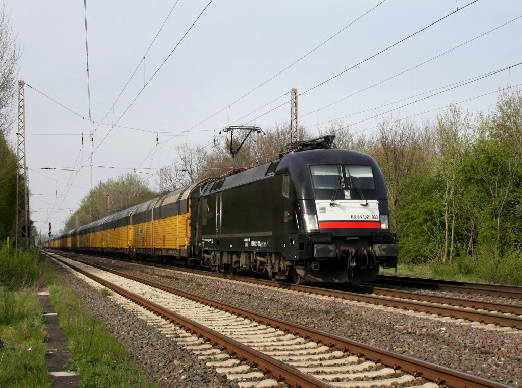 Die ES 64 U2-033 mit einem Autozug am 28.04.2010 unterwegs bei Drverden.