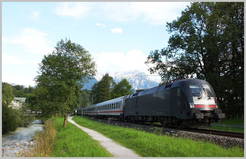 Die ES 64 U2-034 fhrt mit RB 59082 von Berchtesgaden Hbf nach Freilassing. Bischofswiesen, 06.08.11